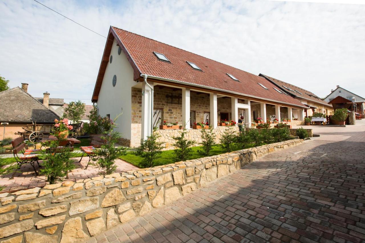 Bakony-Cinca Vendégház Szentgál Esterno foto